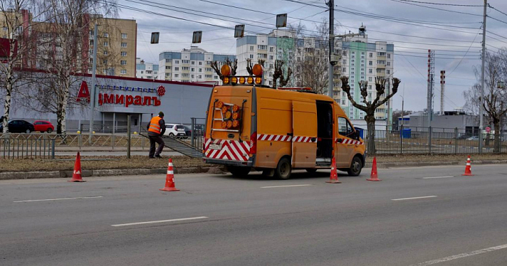 В Ярославле демонтируют старый забор на проспекте Фрунзе
