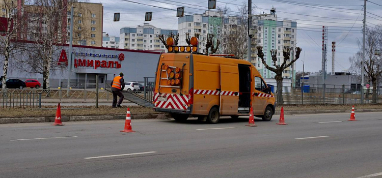 В Ярославле демонтируют старый забор на проспекте Фрунзе