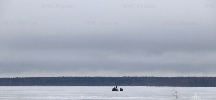 Трое рыбаков на снегоходе провалились в полынью на Рыбинском водохранилище_236199
