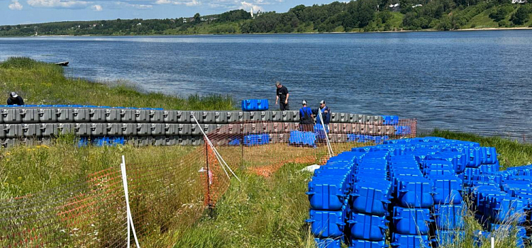 В Тутаеве начали монтировать понтонные причалы для грузопассажирского парома