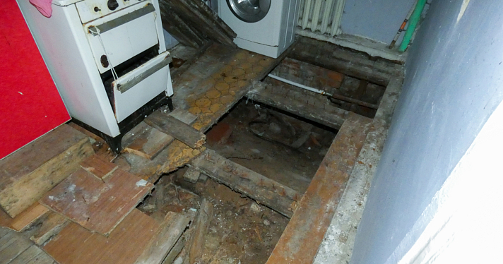 «Закройте дыры в полу линолеумом и живите»: старый дом на Пятерке не хотят признавать аварийным_219556