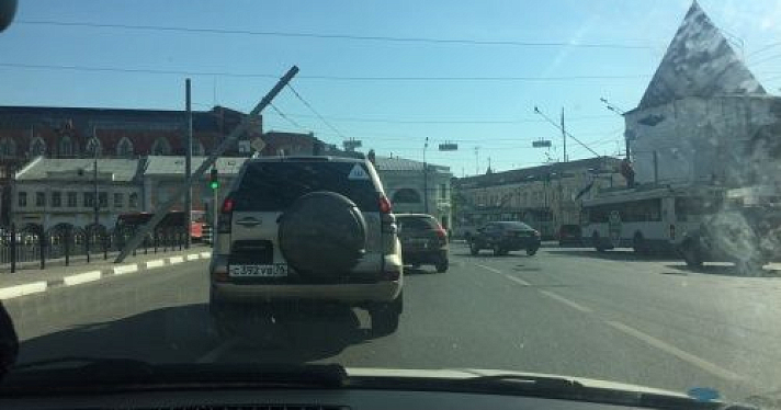 В Ярославле на Богоявленской площади упал электрический столб: встали троллейбусы