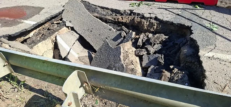 Назвали причину разрушения автомобильного моста в Ярославской области_318154