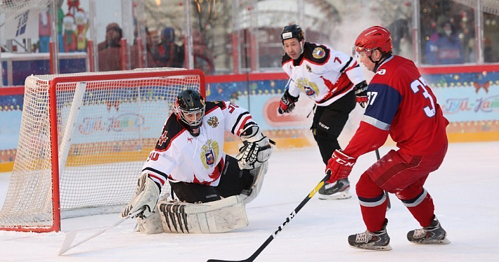 Дмитрий Миронов сыграл в хоккей на Красной площади с ветеранами «Локомотива»_172740