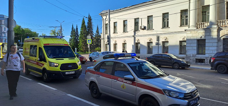 В центре Ярославля из-за пожара эвакуировали офисы и известный ресторан_273318