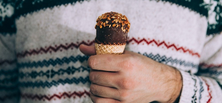 Кинул в женщину «Эскимо»: жителя Тутаева будут судить за причинение легкого вреда здоровью