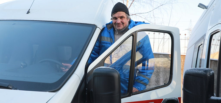 Михаил Евраев: больницы Ярославской области получили 14 новых машин скорой помощи_227422