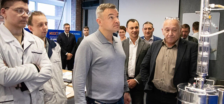 Замглавы Минпромторга РФ ознакомился с научно-исследовательской базой ЯГТУ_311809