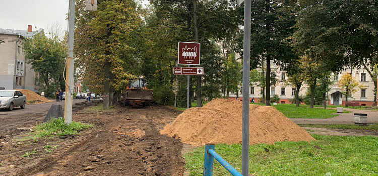 Фото дня. Тротуары перед главным зданием педагогического университета продолжают готовить к новому учебному году_160481