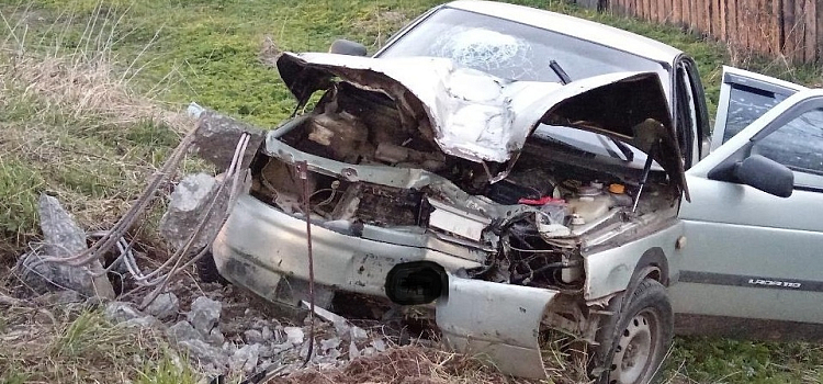 Возил подруг и врезался в столб: в Рыбинске молодой водитель попал в ДТП_239576