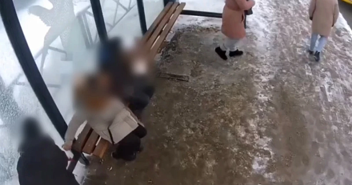 В Ярославле третьеклассница разбила остановку молотком из салона автобуса