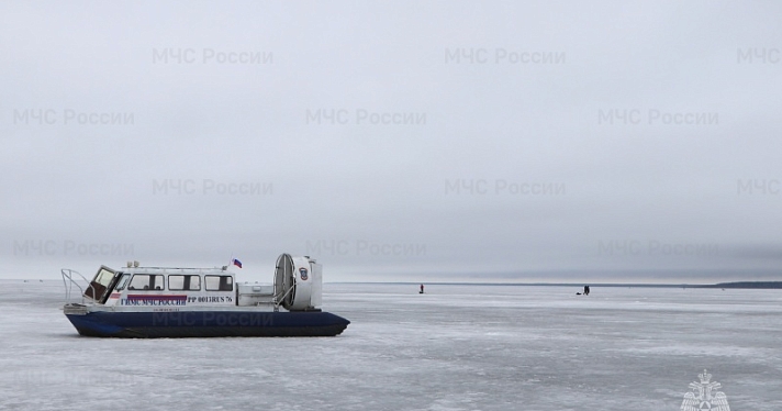 Трое рыбаков на снегоходе провалились в полынью на Рыбинском водохранилище_236198
