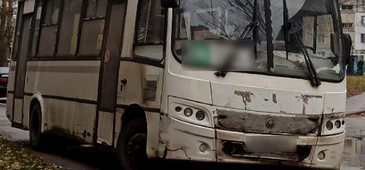 В Ярославле оштрафовали водителя автобуса, припарковавшегося на тротуаре во дворе