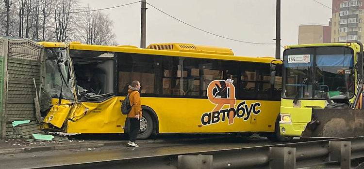 На проспекте Фрунзе автобус протаранил забор_293559