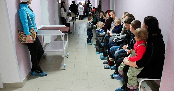 Депздрав объяснил причину очередей в детской больнице в Ярославле