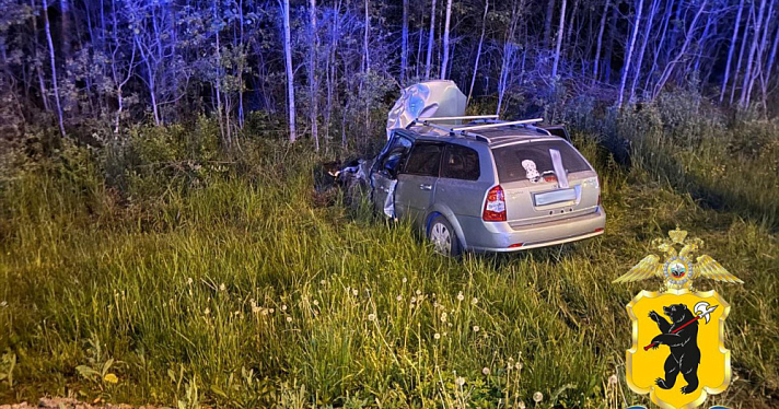 «Шевроле» в кювете, «Фольксваген» на боку: в Ярославской области столкнулись две иномарки
