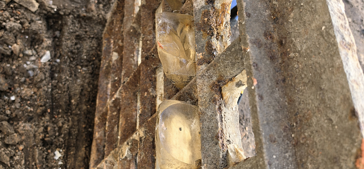 При реконструкции улицы Андропова в Ярославле раскопали дореволюционные окна-призмы_322217