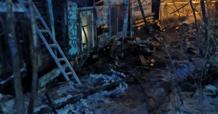 Во Фрунзенском районе сгорел заброшенный деревянный дом_227635