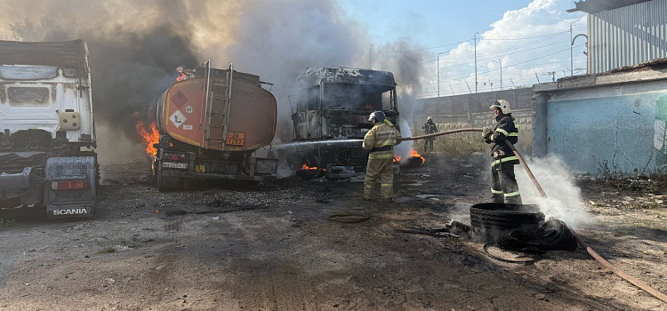 Загорелся бензовоз: в Ярославле случился пожар в промзоне_300741