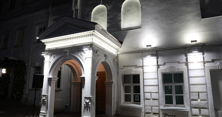 Дом актёра в Ярославле украсило архитектурное освещение
