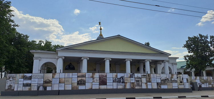 Вместо скучного забора – историческая галерея: в центре Ярославля здание на время ремонта украсили познавательными баннерами