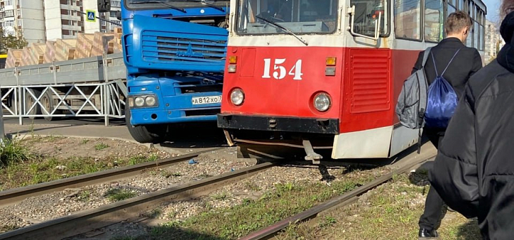 В Ярославле грузовик с полуприцепом на скорости протаранил трамвай с пассажирами_253075