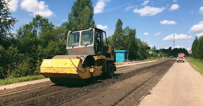 После жалоб местных жителей в Ярославской области приступили к ремонту трассы