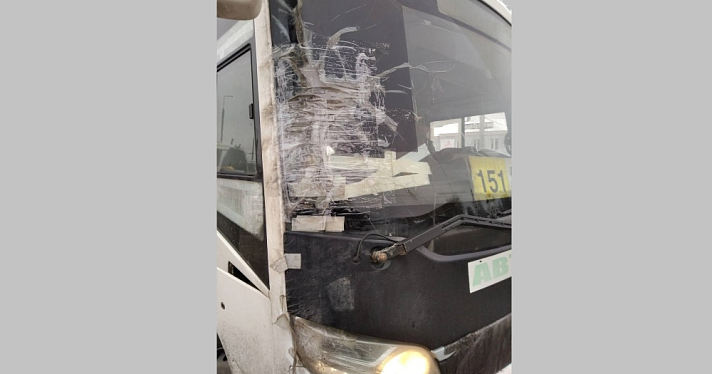 В Ярославской области на пригородный маршрут выпустили автобус со скотчем вместо части лобового стекла