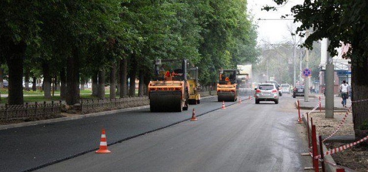 На проспекте Ленина в Ярославле кладут верхний слой асфальта 