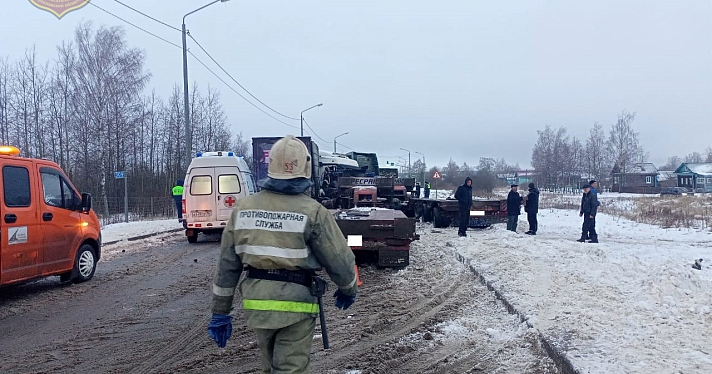 В Ярославской области на М-8 столкнулись три фуры_258427