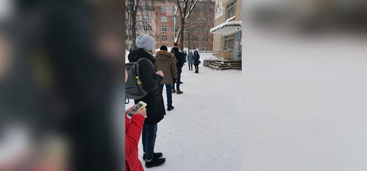 «Пока стою, снова заболею!»: ярославцы на улице выстроились в очередь на выписку