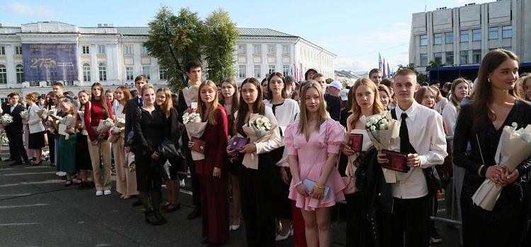 В Ярославле провели общегородской выпускной на свежем воздухе_298766