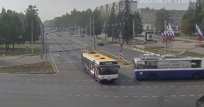 Момент столкновения автобуса и троллейбуса в Ярославле попал на камеры видеонаблюдения