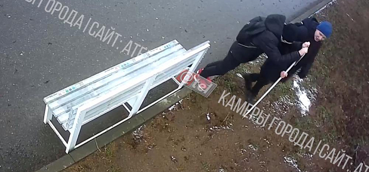 «Если каждый начнет с себя — наш город станет гораздо чище и приятнее». Двое молодых людей из Рыбинска починили упавшую табличку 