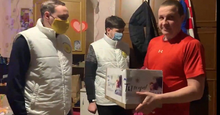 Один воспитывает троих дочерей: ярославцы помогли многодетному отцу переехать из коммуналки