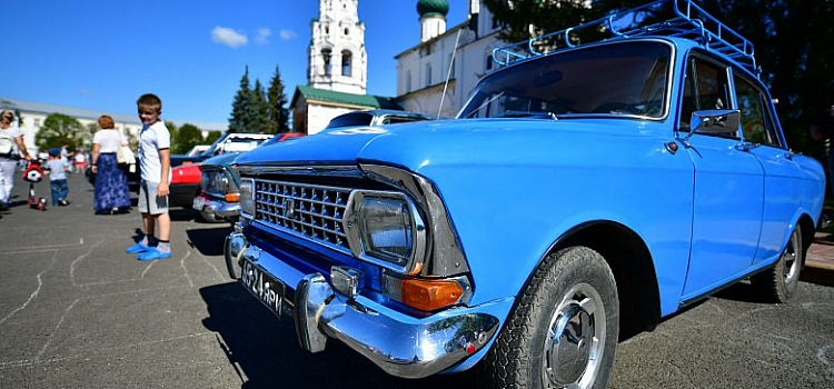 На Советской площади стартовало ралли классических автомобилей_165546