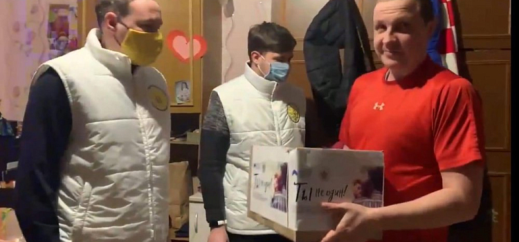 Один воспитывает троих дочерей: ярославцы помогли многодетному отцу переехать из коммуналки