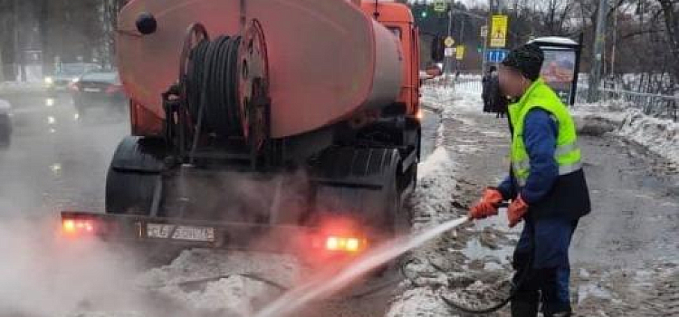 Мэр предложил вручную откачивать воду с дорог и тротуаров в Ярославле