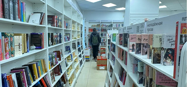 Читай, Ярославль: жители города выстроились в очереди в закрывающемся книжном магазине_313372