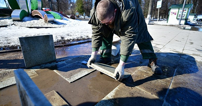В Ярославле начали восстанавливать плитку на Волжской набережной