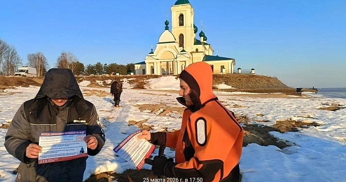 За день лёд внезапно растаял: на Рыбинском водохранилище чуть не утонули двое рыбаков