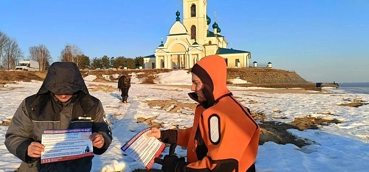 За день лёд внезапно растаял: на Рыбинском водохранилище чуть не утонули двое рыбаков