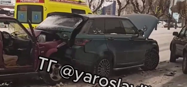 В Ярославле столкнулись четыре иномарки