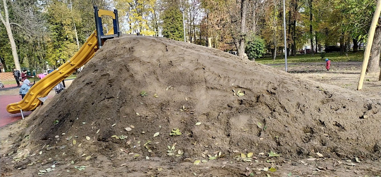 «Проект детской площадки в Юбилейном парке не завершен». Мэрия прокомментировала ситуацию с горкой в Юбилейном парке_161093