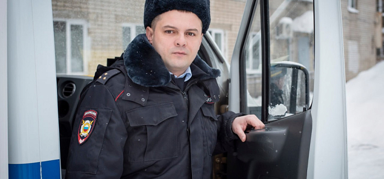 Ярославский полицейский спас замерзающего на улице человека
