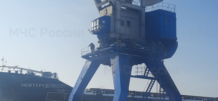 В Рыбинске на судоверфи загорелась кабина портального крана_233661