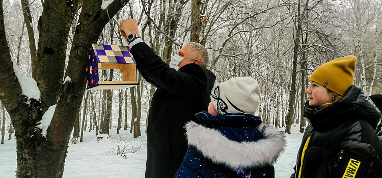 В Рыбинске дети вместе с мэром развесили необычные кормушки для птиц. Фото_169930