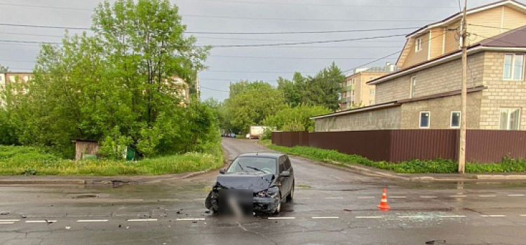 Двух детей госпитализировали: в Ярославской области столкнулись легковушка и грузовик_241248