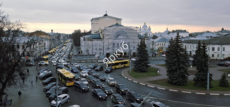 Ярославль встал в восьмибалльных пробках