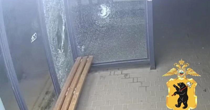 В Ярославле 20-летний парень расколотил новую остановку
